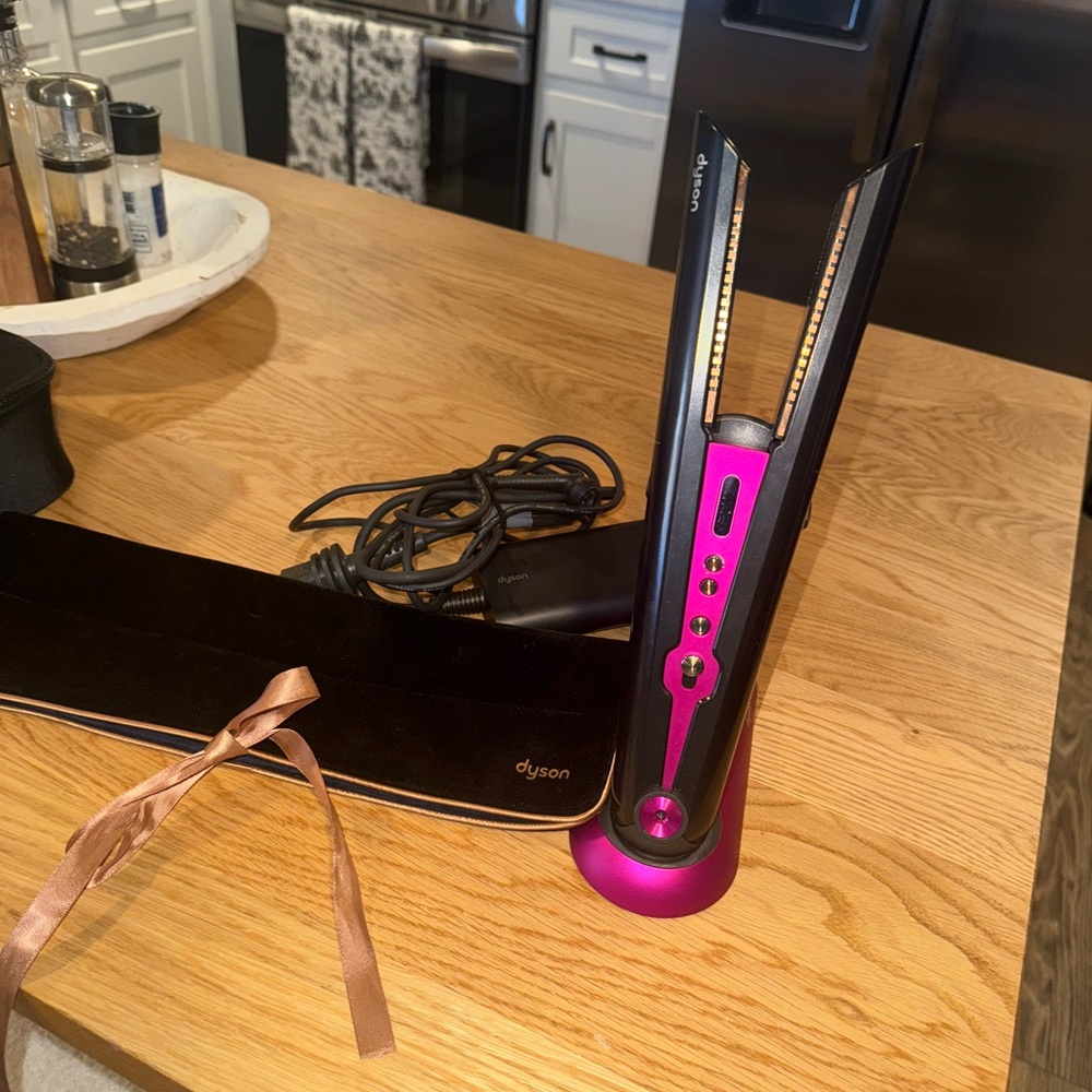 Dyson Flat Iron Straightener - Picture 3 of 3